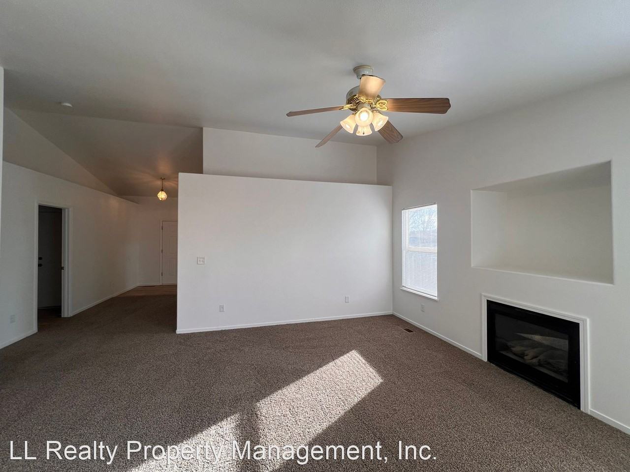 1258 Wadsworth Ln - Photo 3 of 22