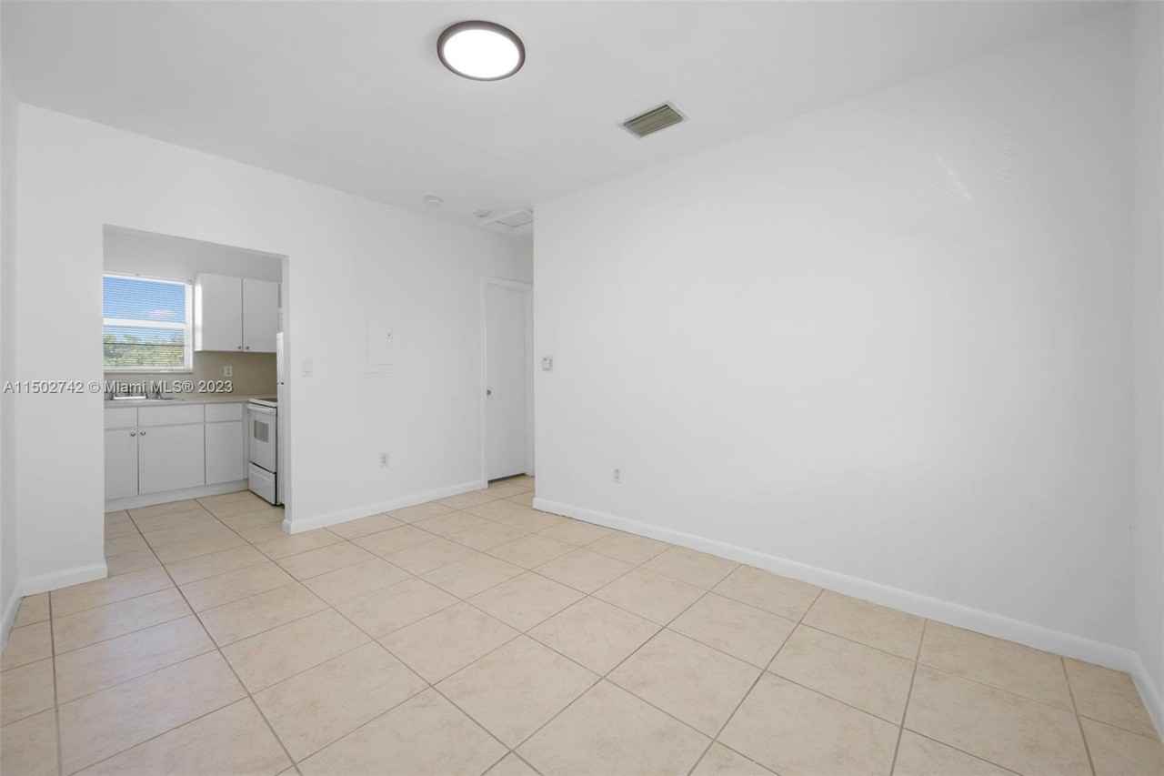 571 Ne 82nd St #4 - Photo 3 of 8