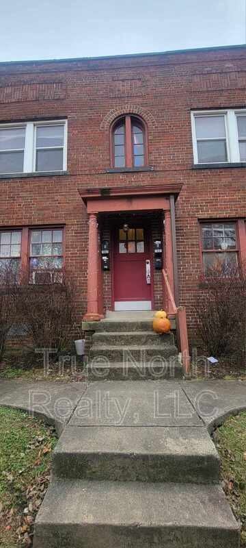 1683 1/2 Oak St - Photo 3 of 31