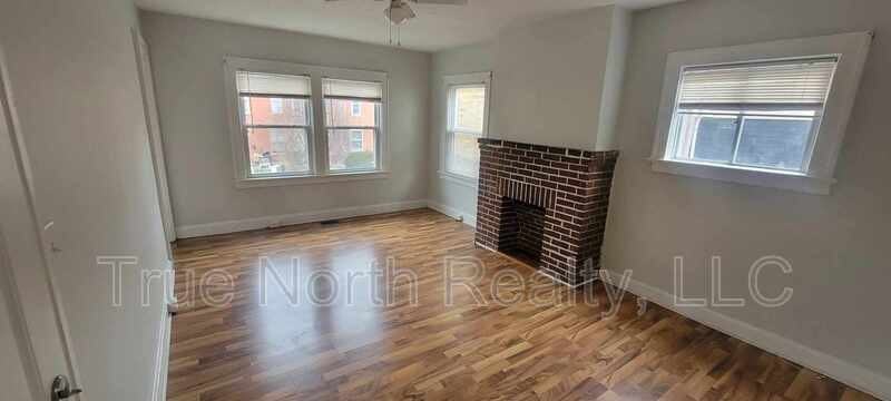 1683 1/2 Oak St - Photo 5 of 31