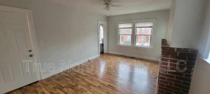 1683 1/2 Oak St - Photo 6 of 31
