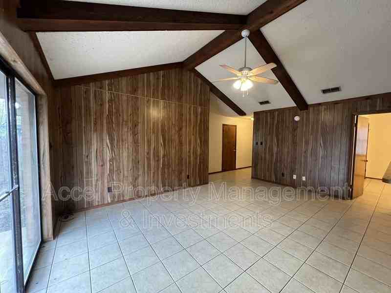 2004 Lambeth Way - Photo 4 of 14