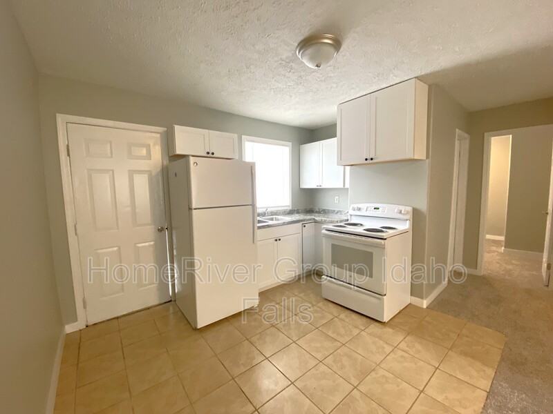 1936 Lawrence Ln - Photo 3 of 9