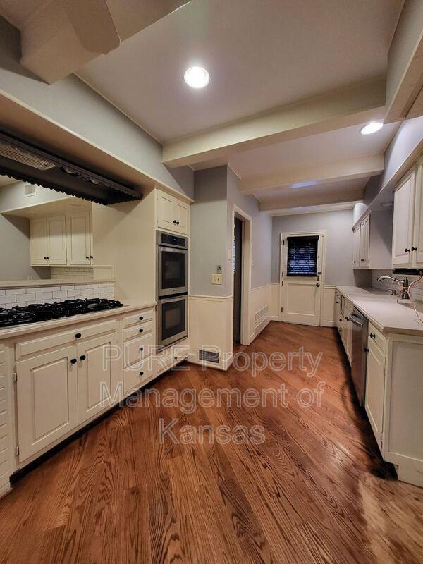 1501 Sw Pembroke Ln - Photo 2 of 20