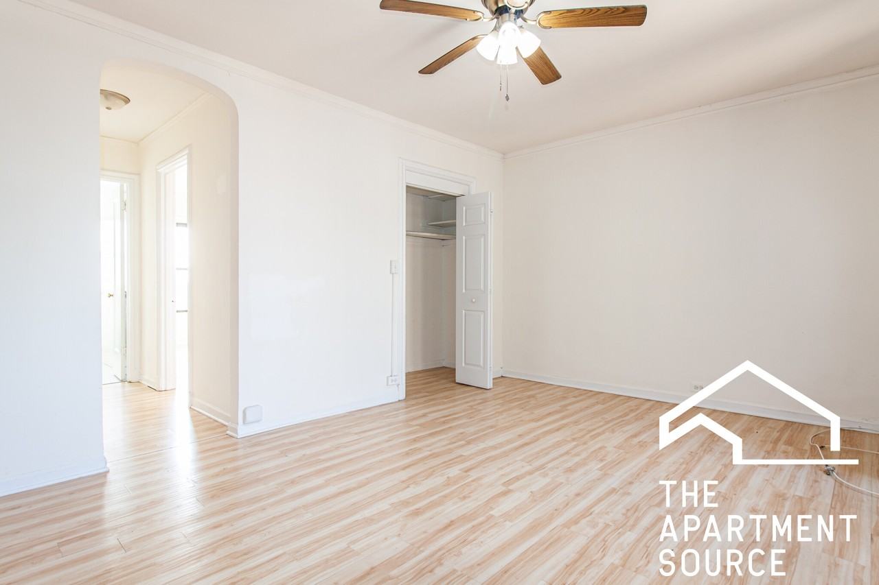 515 W Briar Pl #408 - Photo 3 of 13