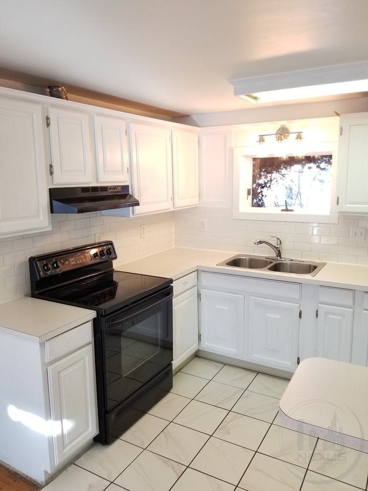 579 Park Ave - Photo 4 of 10