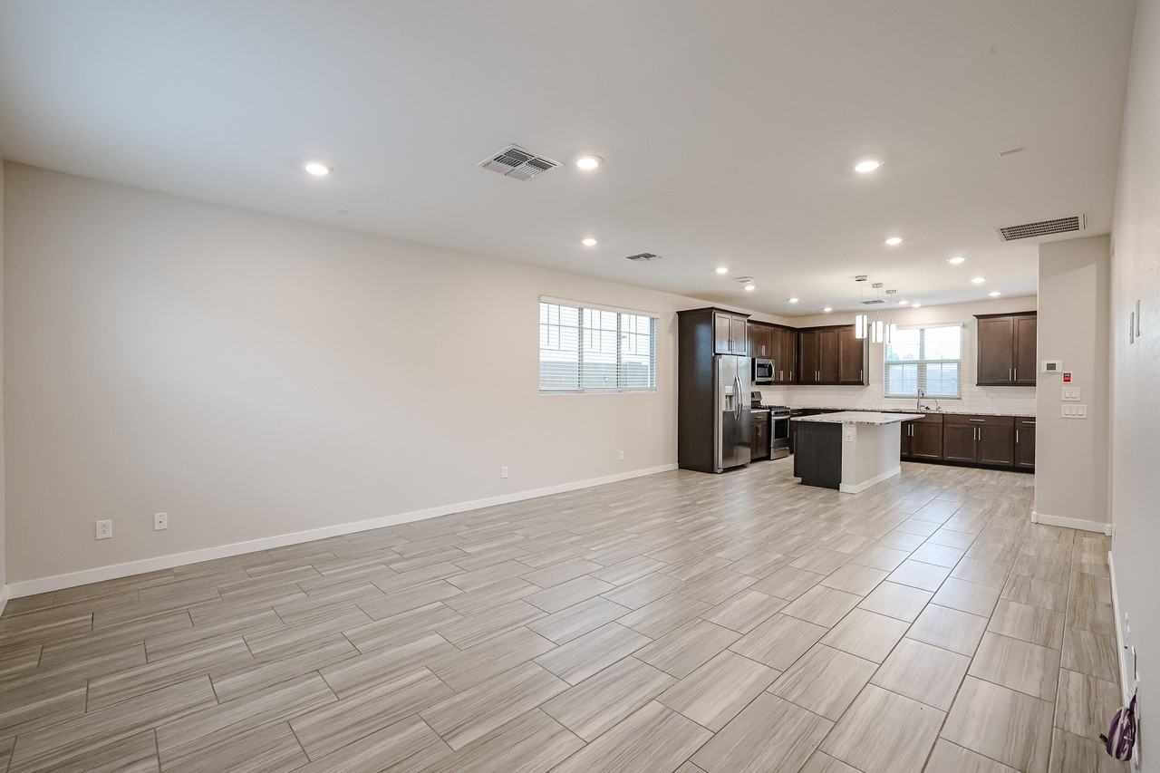 1103 E Newland Dr - Photo 4 of 35