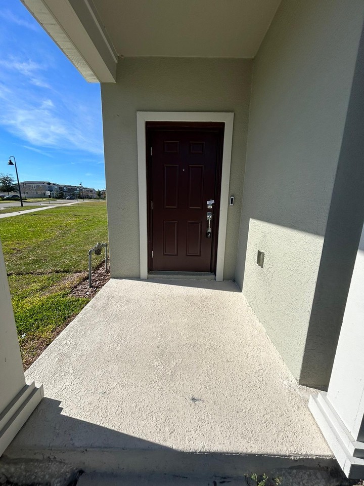 1392 Viscaya Cove Blvd #1 - Photo 3 of 50