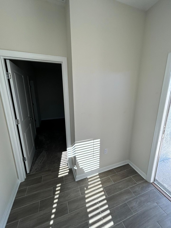 1392 Viscaya Cove Blvd #1 - Photo 4 of 50