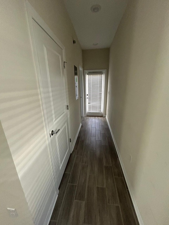 1392 Viscaya Cove Blvd #1 - Photo 6 of 50