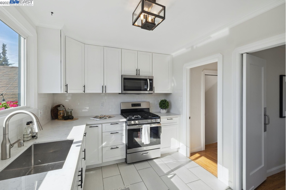 3416 Mirasol Avenue - Photo 3 of 10