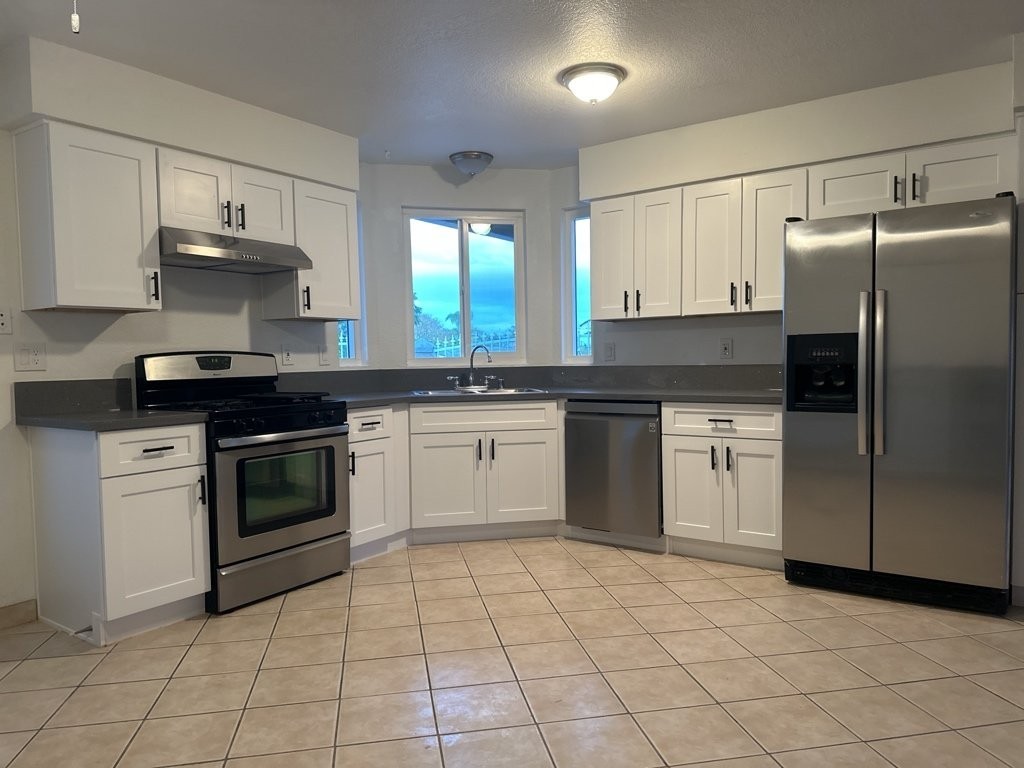 495 W 12th St - Photo 3 of 9