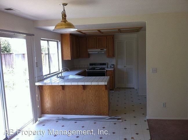 740 Larkspur Dr - Photo 2 of 8