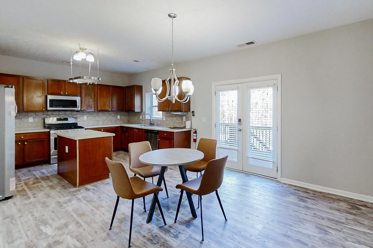 Elmwood Ct - Photo 4 of 9