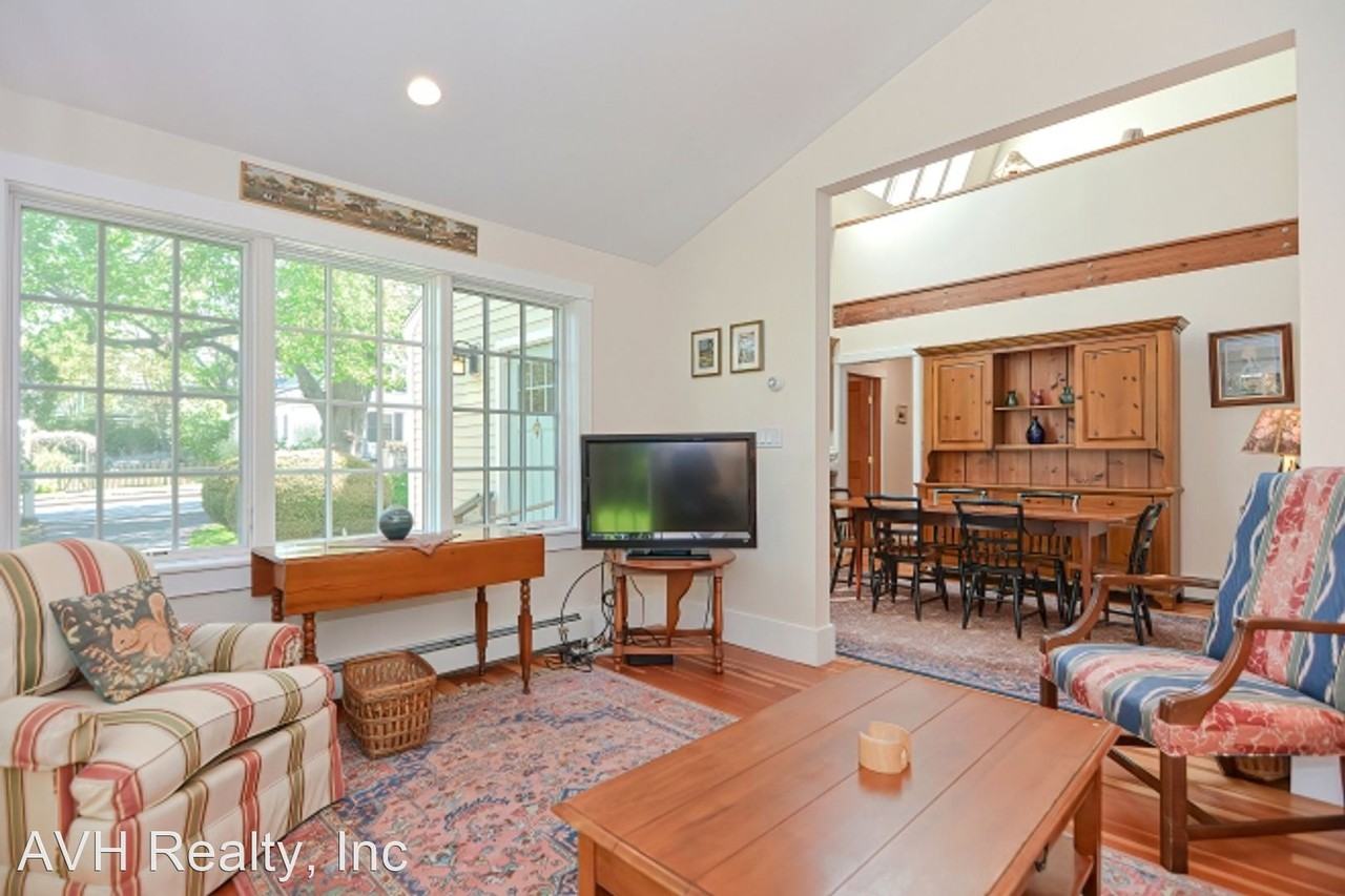 6 1/2 Summer Street Ct - Photo 3 of 31