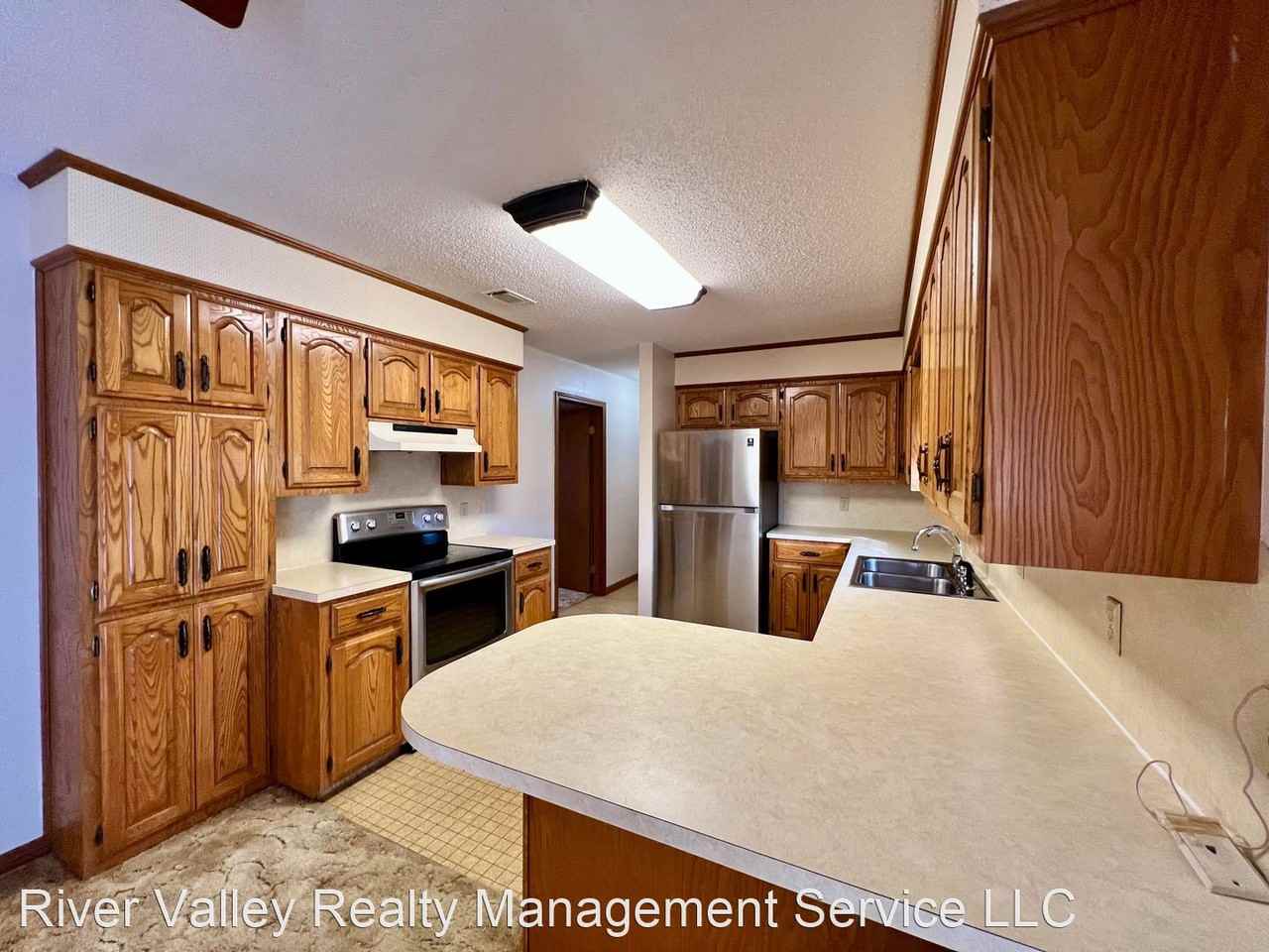 178 Saratoga Dr - Photo 3 of 44