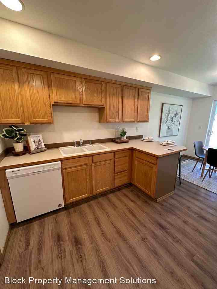 4828 Aqua Dr E #B - Photo 3 of 16