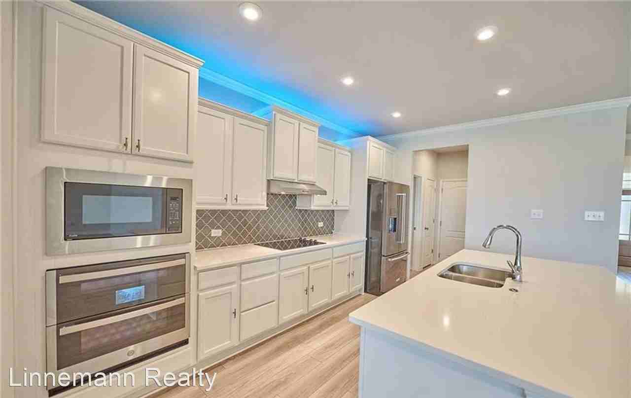 2025 Horatio St - Photo 3 of 38