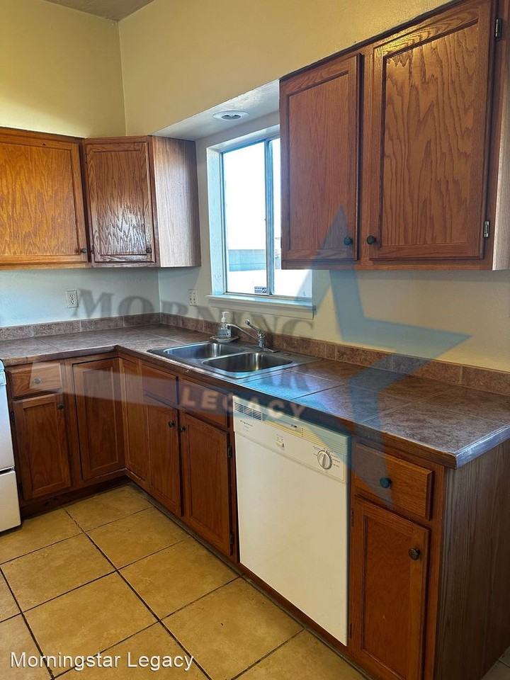 1055 Wofford Dr - Photo 2 of 19