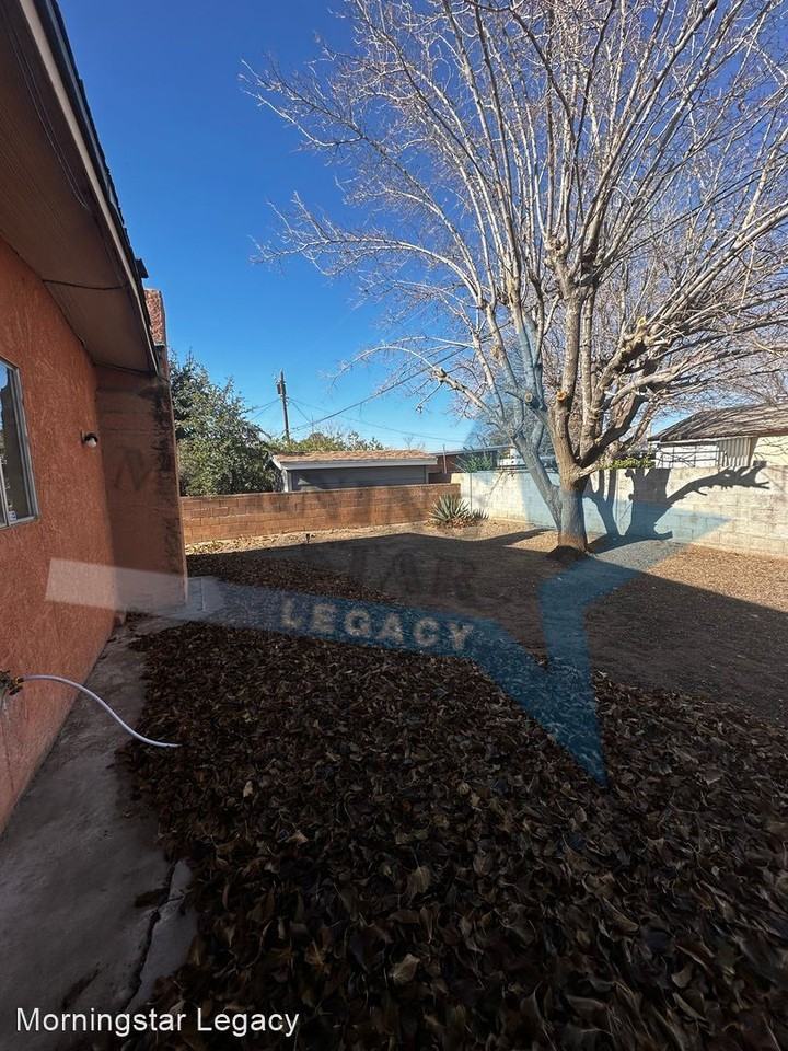 1055 Wofford Dr - Photo 3 of 19