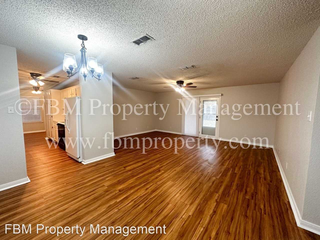 828 Park Ln - Photo 3 of 20