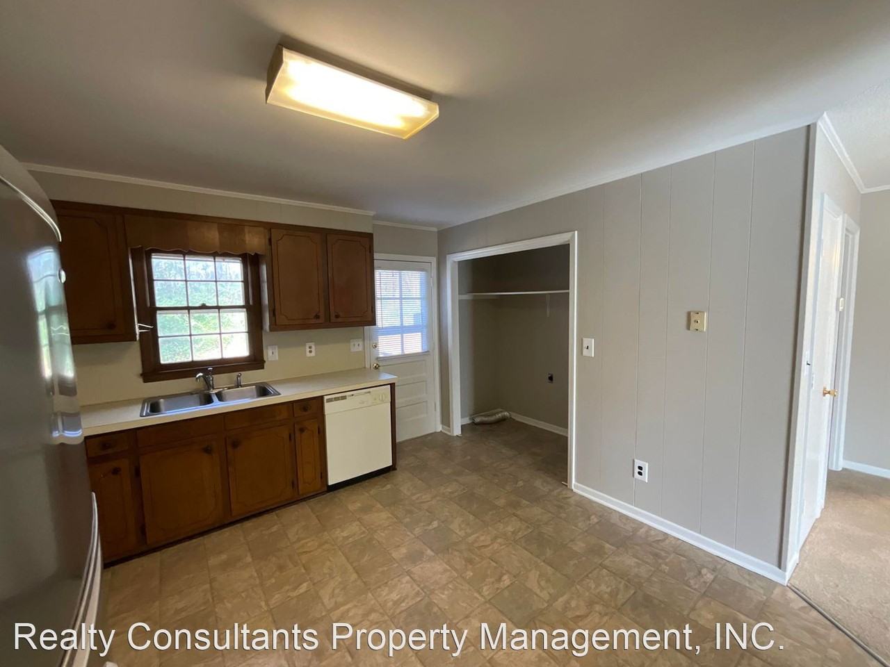 137 Crest Circle - Photo 2 of 11