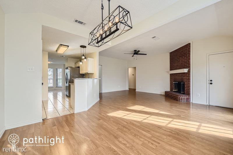 1008 Glencrest Dr - Photo 3 of 19