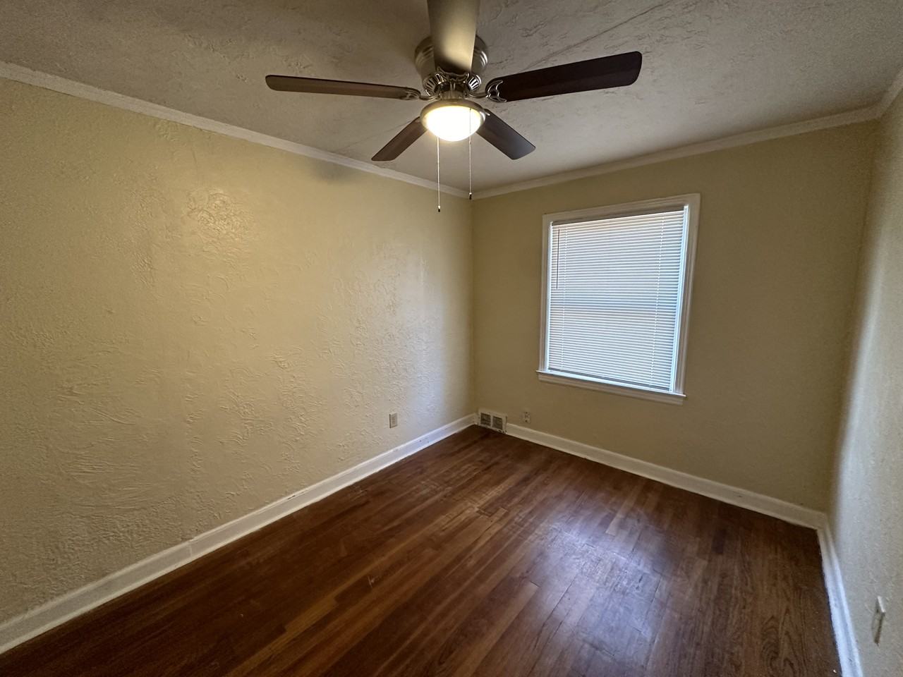 1441 Joanne St - Photo 3 of 7