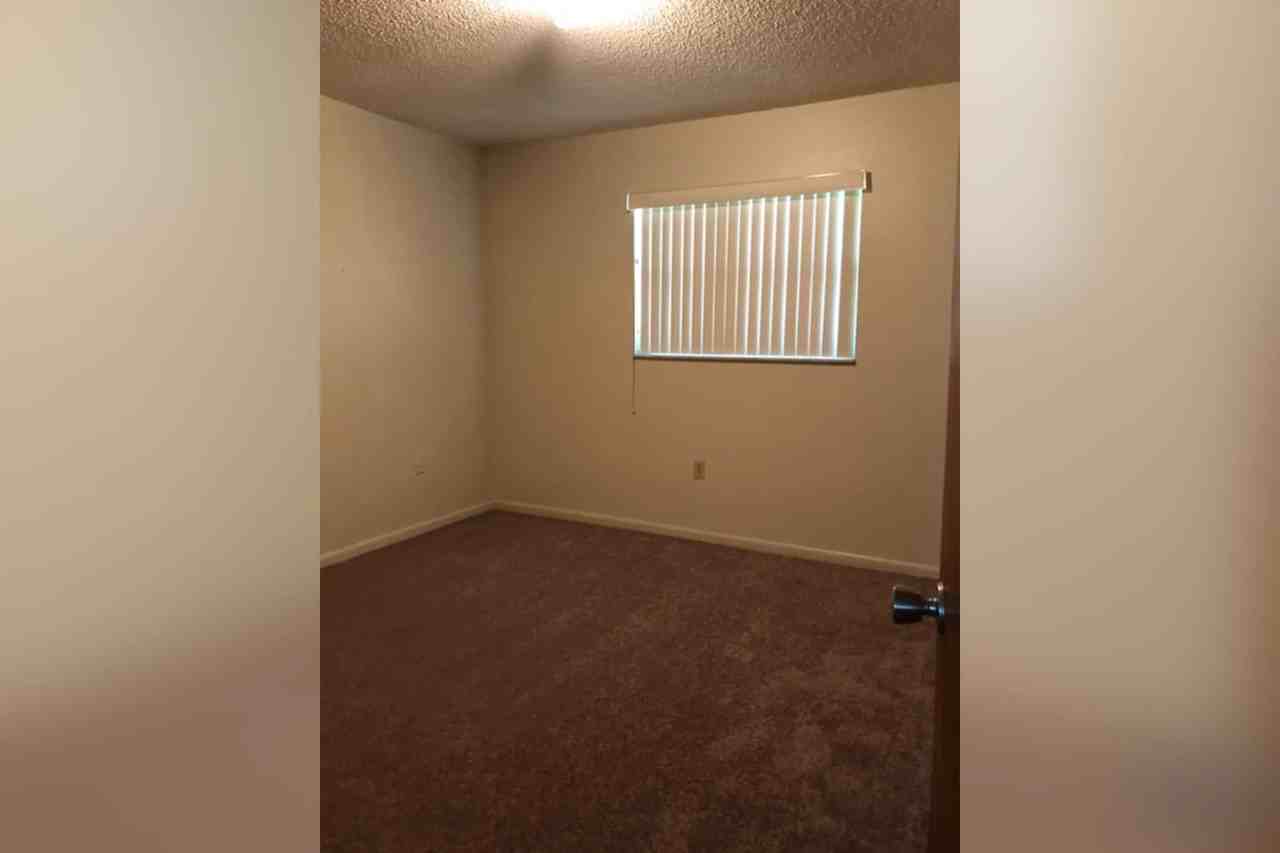 20039 Suncrest Dr - Photo 2 of 7