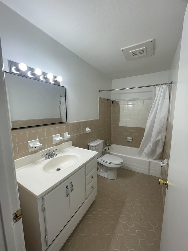 202 W 8th St #1 - Photo 5 of 12