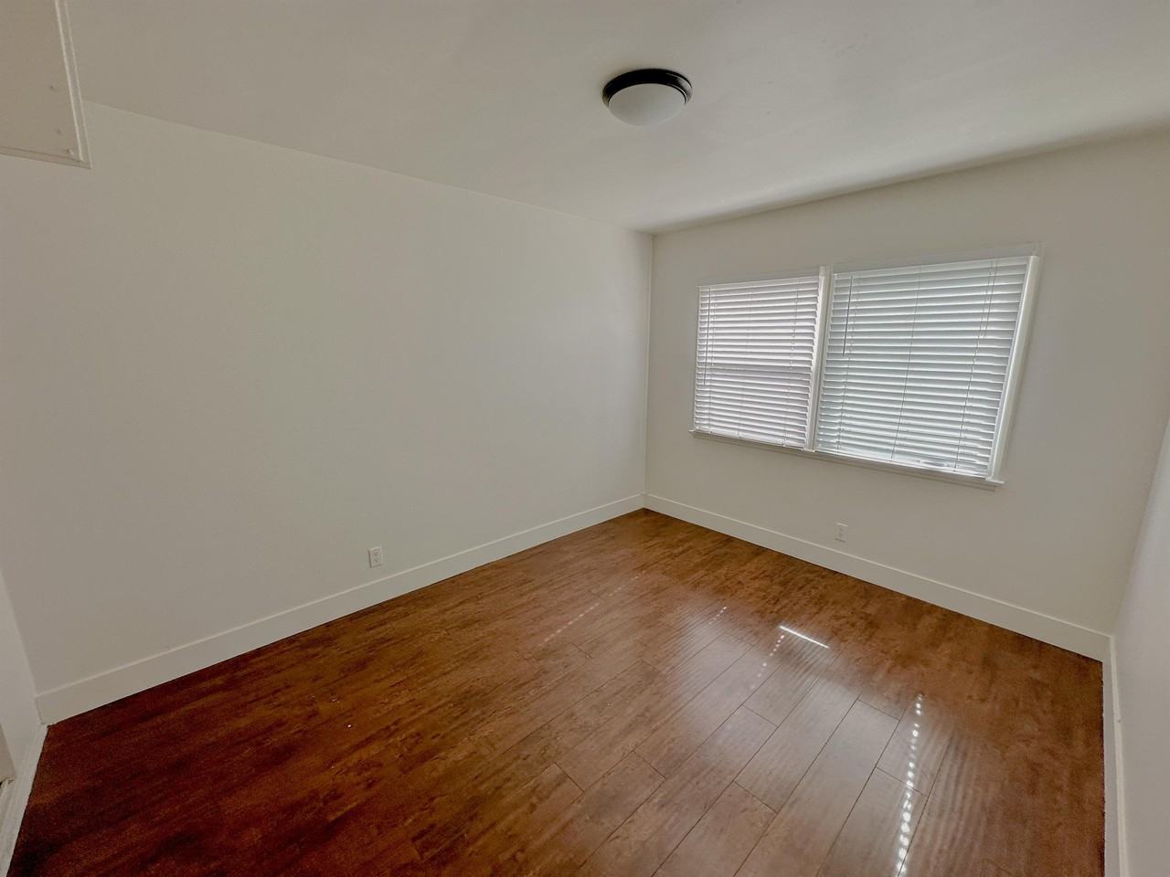 427 W Queen St - Photo 2 of 25