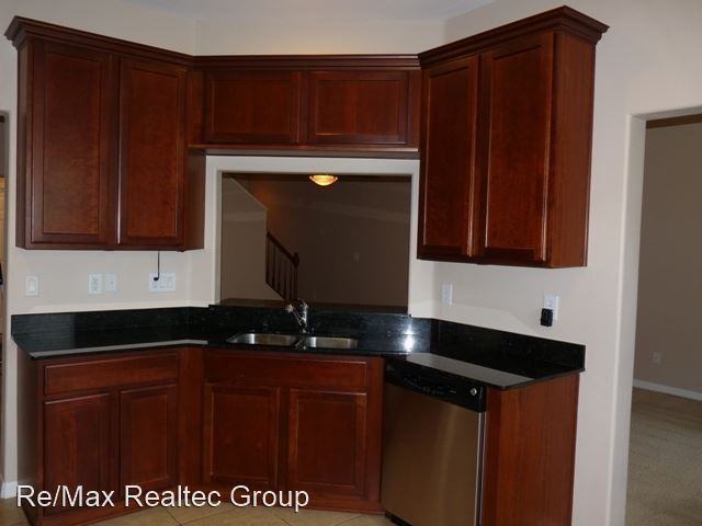1506 Hillview Ln - Photo 3 of 13
