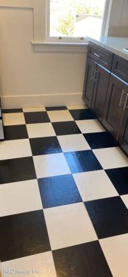 610 Webster - Photo 2 of 11