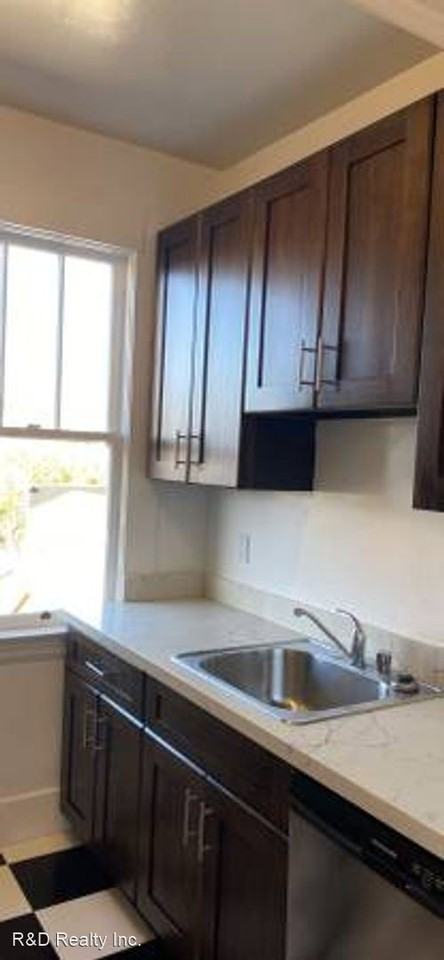 610 Webster - Photo 3 of 11