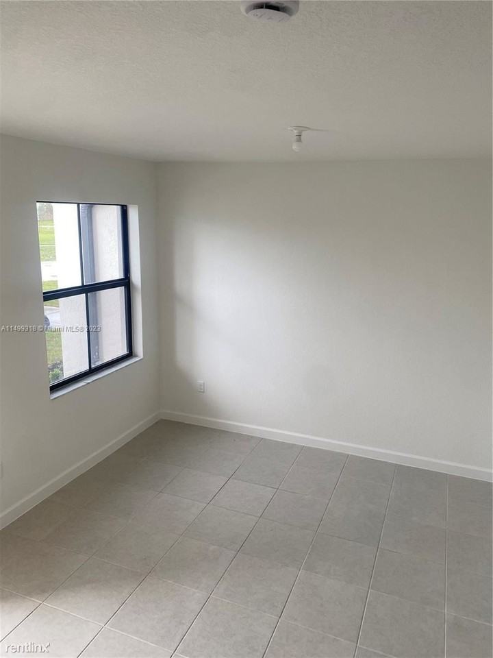 12773 Sw 234th Ter - Photo 3 of 10