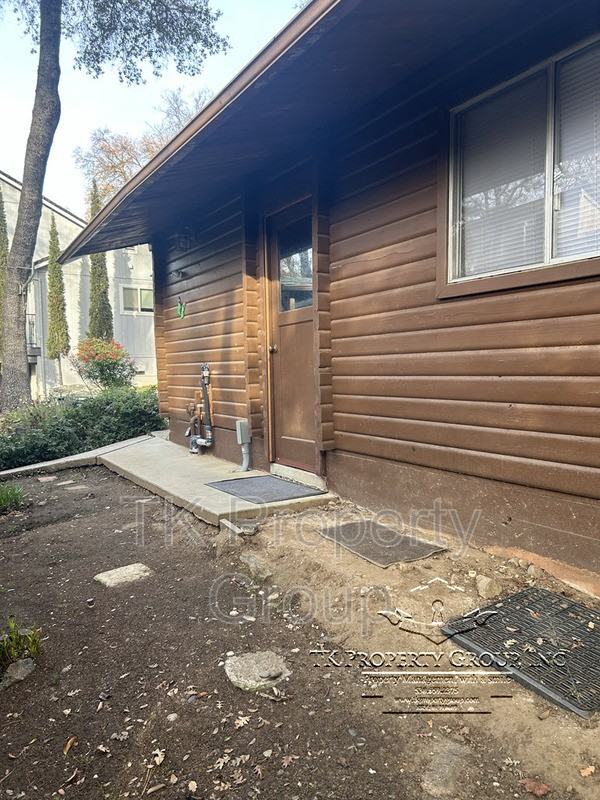 14162 Lake Wildwood Dr - Photo 2 of 11