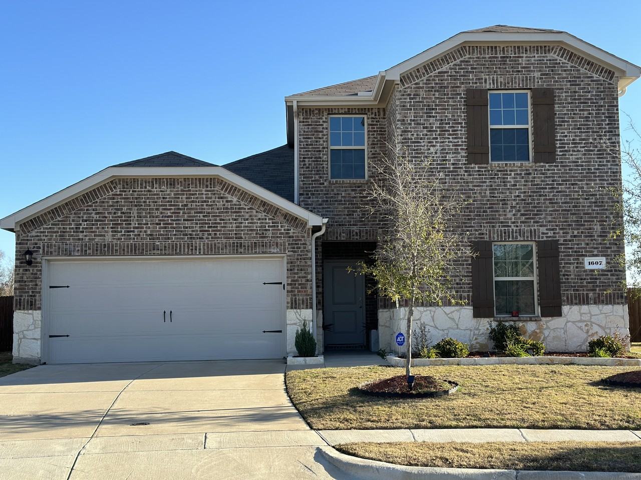 1607 Croghan Rd - Photo 2 of 26