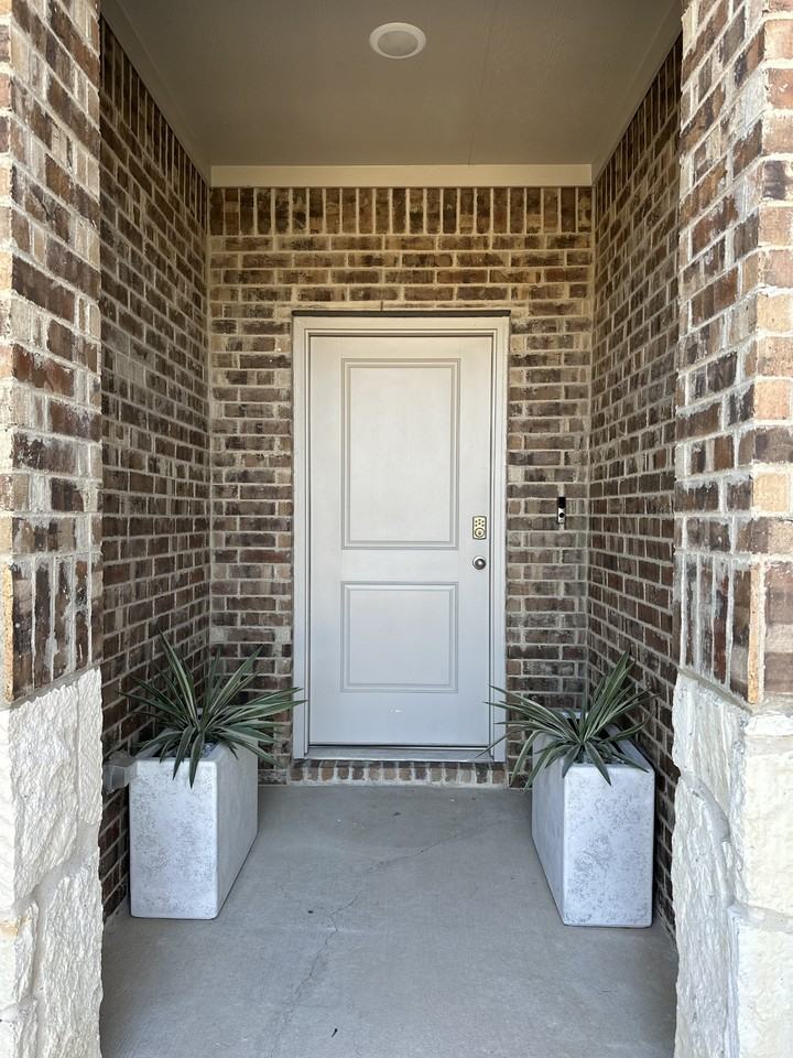 1607 Croghan Rd - Photo 3 of 26