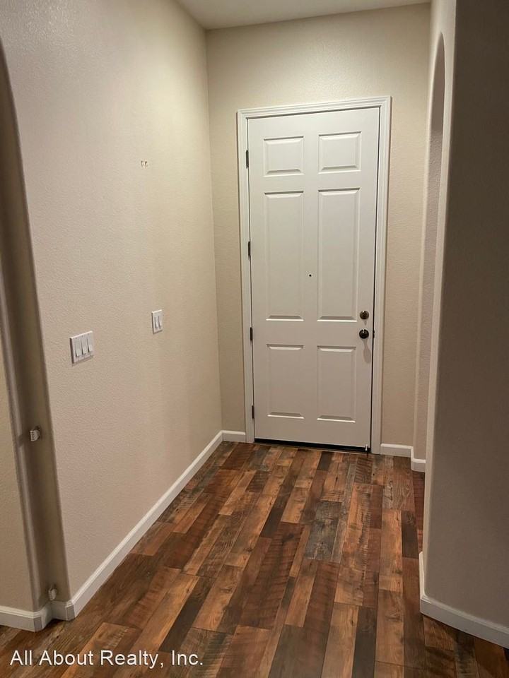 7425 Greenburn Dr - Photo 3 of 33