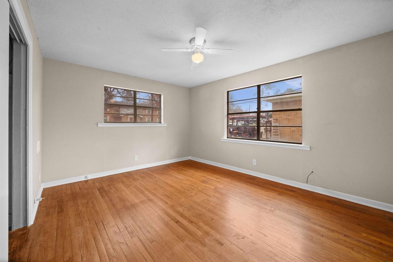 1522 N Ross Ave #1 - Photo 2 of 10