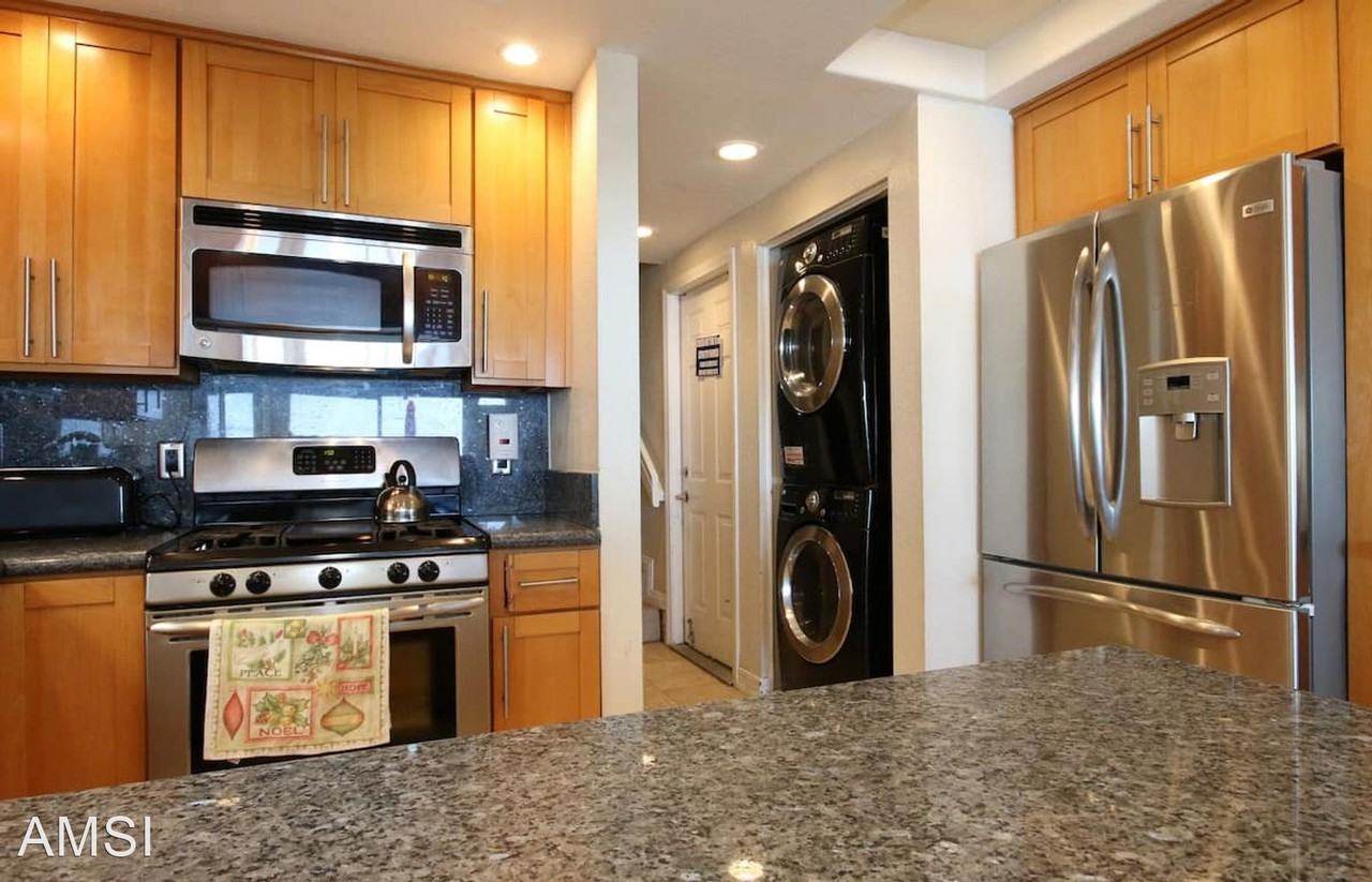 3237 Ocean Front Walk - Photo 3 of 42