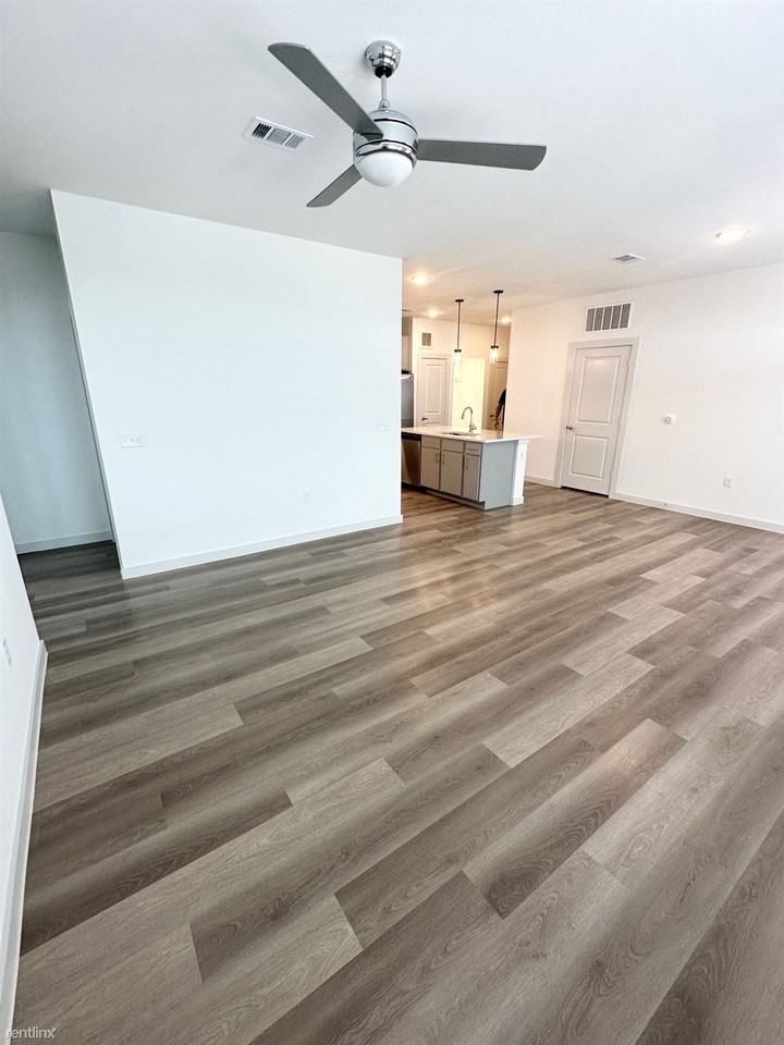 8207 E Parmer Ln - Photo 3 of 7