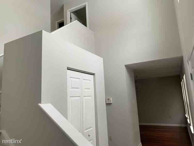 618 Turnberry Ln - Photo 3 of 28