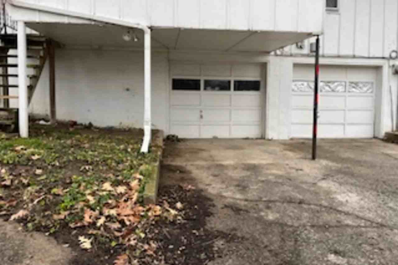 2412 S Sterling Ave - Photo 2 of 10