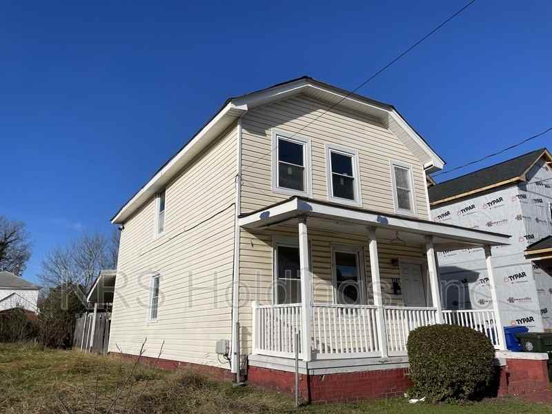 1147 29th St - Photo 2 of 9