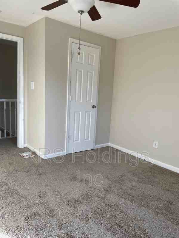 1147 29th St - Photo 3 of 9