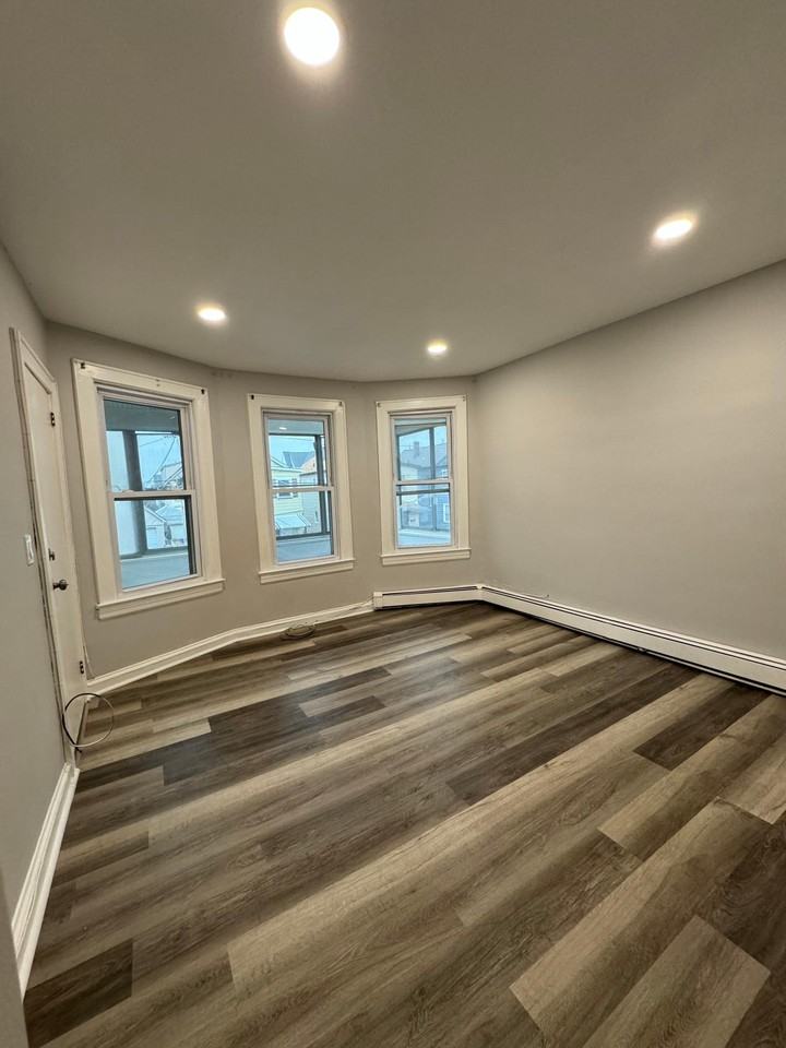 191 Hayward Pl #2 - Photo 3 of 8