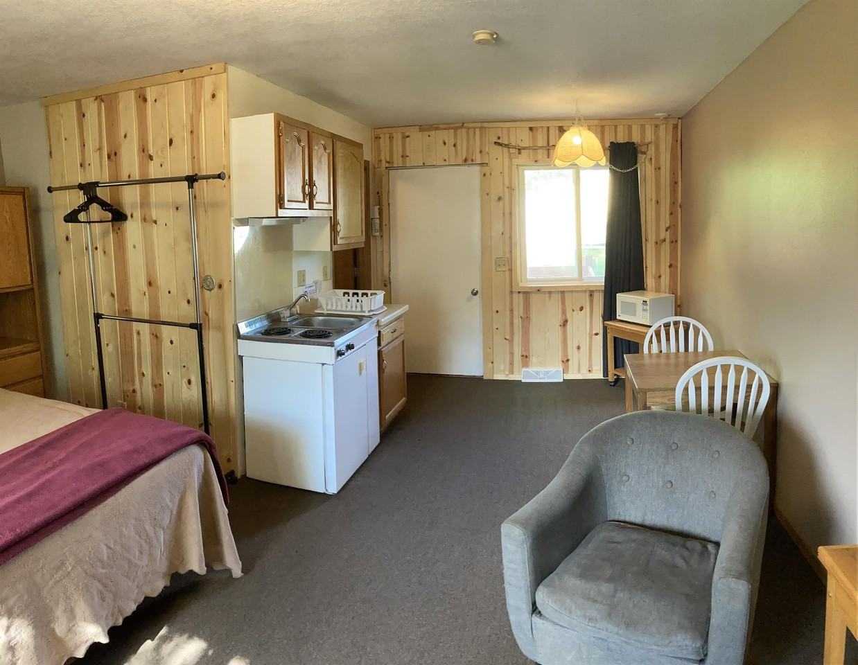 Hilltop Lodge - Photo 3 of 9