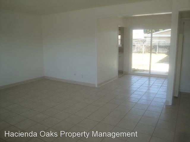 904 N Bradley Rd - Photo 3 of 9