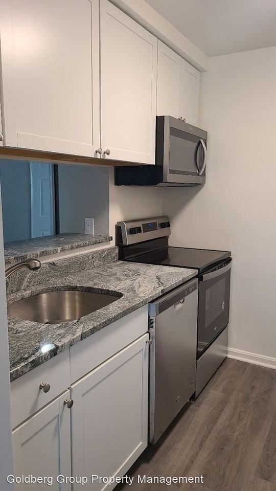 1641 Carriage House Ter #J - Photo 2 of 10
